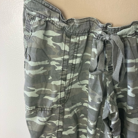 Motherhood Maternity Camo Pants Over the Belly Size Large - Picture 4 of 9